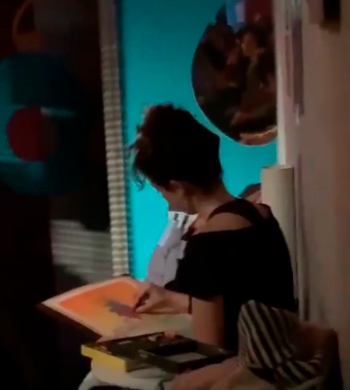 Foto de IDHG pintando en directo en el recital de Clara Carusa en el Aleatorio.