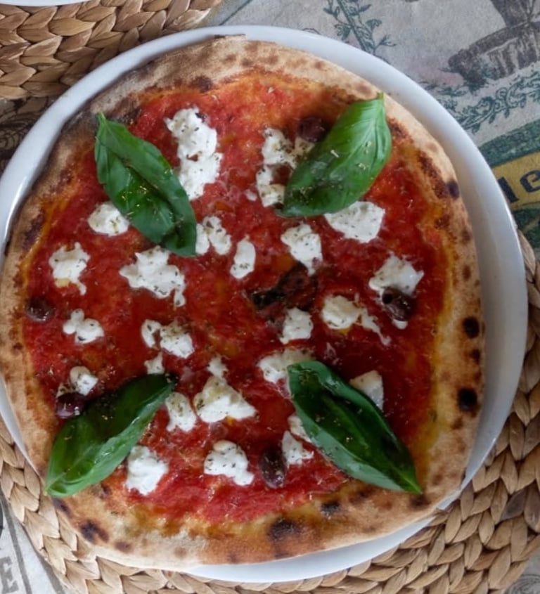 Détail d'une pizza croustillante PIZZ’ENTREPOTES préparée avec des produits frais au Conceptstore.