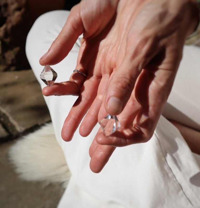 manos con cristales de mudra en cuarzo cristal