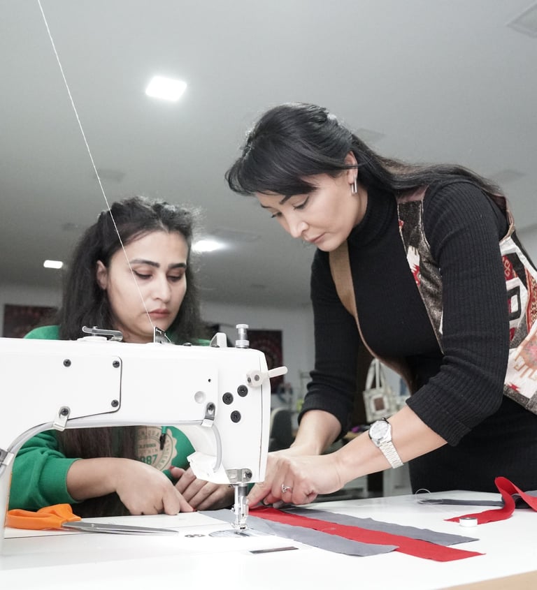 dos mujeres en un taller de costura