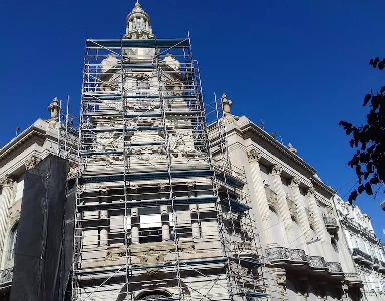 Restauración de la fachada del Jockey Club de Rosario realizada por Almapiedra. 