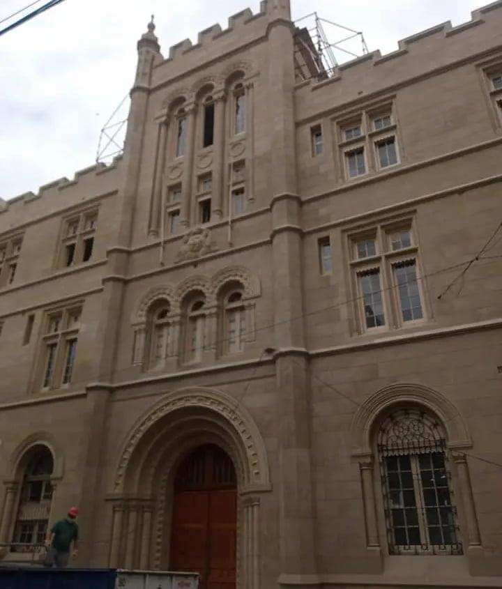 Fachada de la Facultad de Humanidades y Artes de Rosario restaurada por Almapiedra.