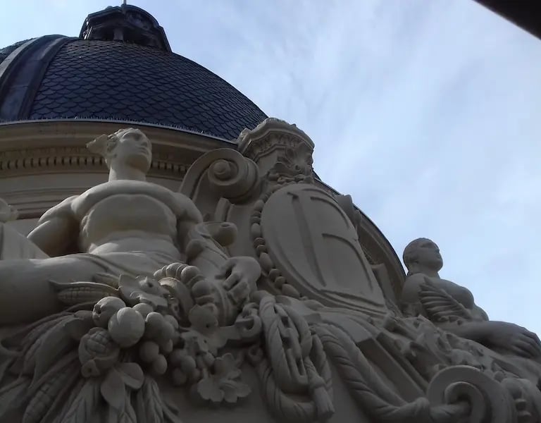 Grupo escultórico restaurado en la fachada del edificio de la Bolsa de Comercio de Rosario por Almapiedra.