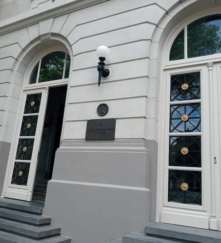 Puertas de la Facultad de Ingeniería de Rosario restauradas por Almapiedra. 