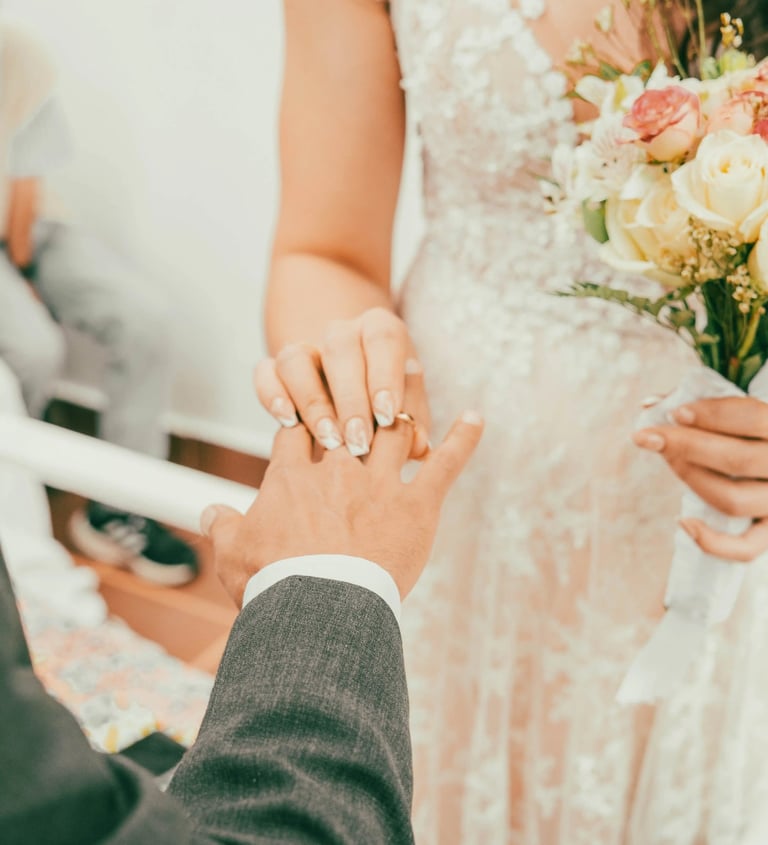 Novia preparándose antes de su boda en Bogotá — fotógrafo de bodas TheLens.