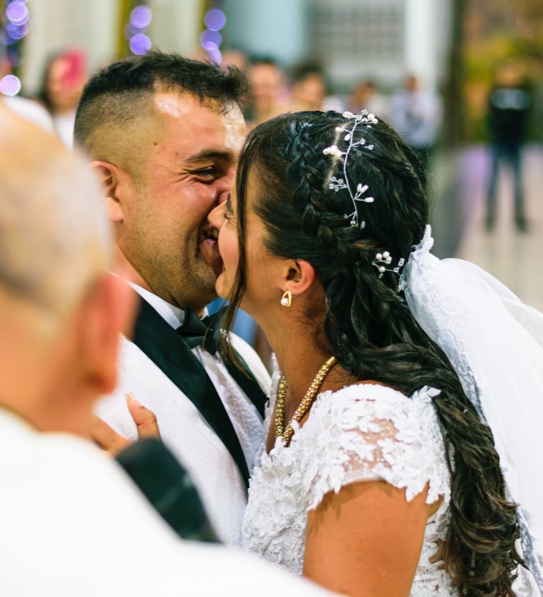 Ceremonia religiosa de boda en iglesia de Bogotá — fotografía TheLens.