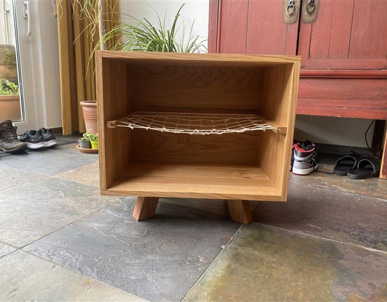 Het "netjes kastje" netjes in onze woonkamer