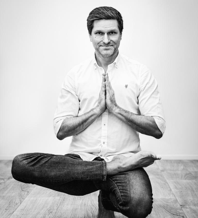 yoga teacher toestand asana