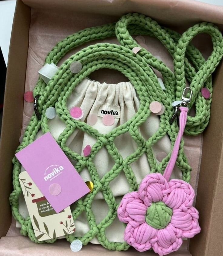 mochila y llavero tejido a crochet con trapillo, de color verde y rosa