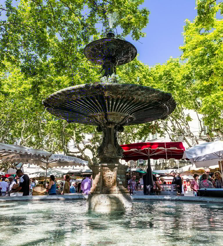 la place aux herbes, sa fontaine, à Uzès