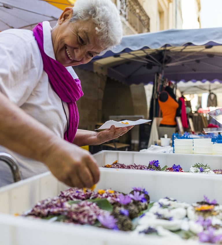 mme cristofoli préparant ses célèbres petits fromages sur la place aux herbes à Uzès