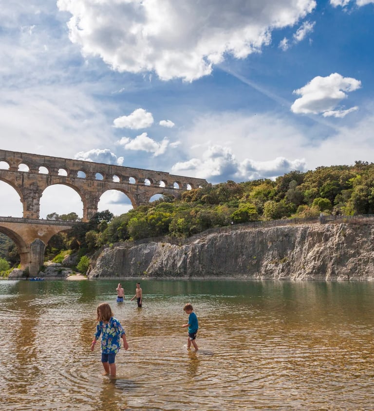baignade dans le gardon au pied du pont du gard