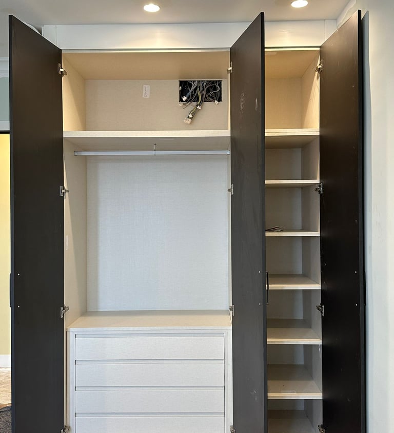 Armario abierto, tres puertas, interior blanco, estantes, cajones.