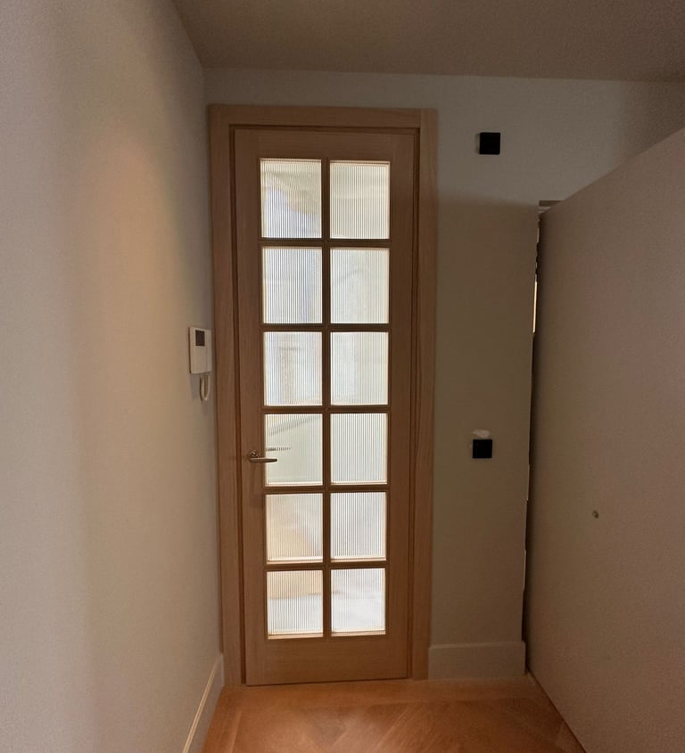 Puerta de madera con cristales, pasillo, suelo de madera.