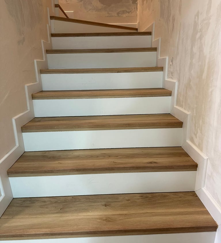 Escalera de madera con contrahuellas blancas.