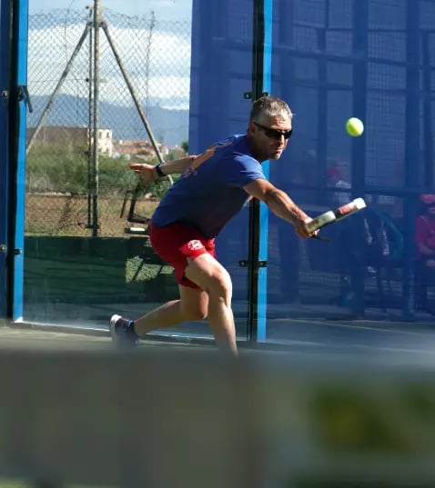 Persona jugando a padel en el club valenciano de natación
