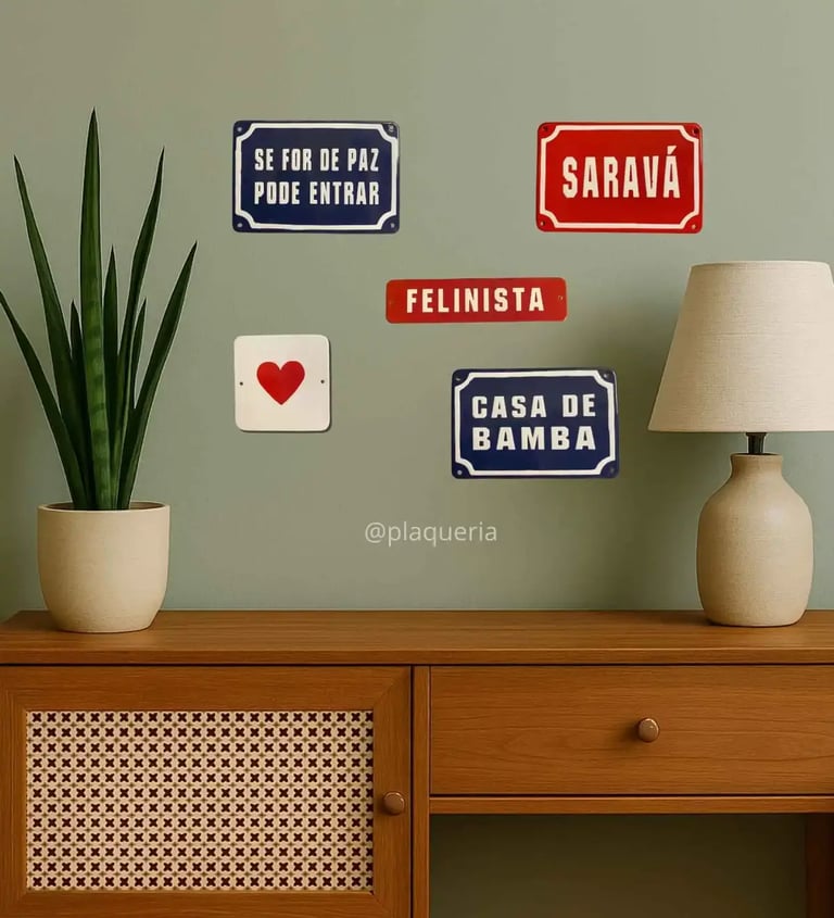 decoracao-rack-prateleira-placas-metal-frases-plaqueria