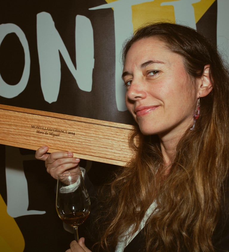 La premiada Sommelier Cordobesa posa con vino amontillado