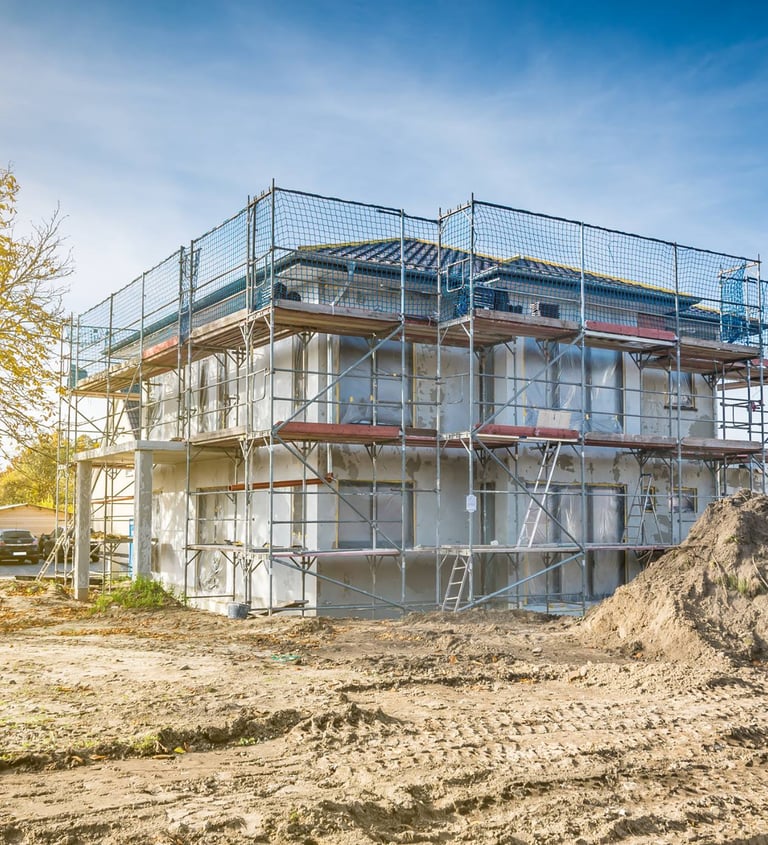 Sanierungsprojekt mit Baugerüst an einem mehrstöckigen Gebäude auf einer Baustelle bei Tageslicht
