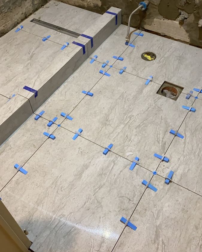 pose de carrelage, carrelage au sol, croisillons, salle de bain, rénovation