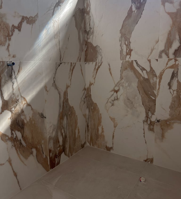 carrelage mural, grand format, effet marbre, douche à l’italienne, finition moderne