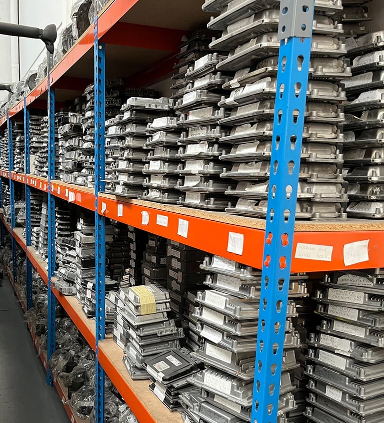 Estante de Clairicar lleno de Centralitas motor remanufacturadas para la venta e intercambio