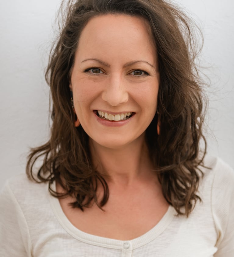 Portrait-Bild der Yogalehrerin Martina Riedl