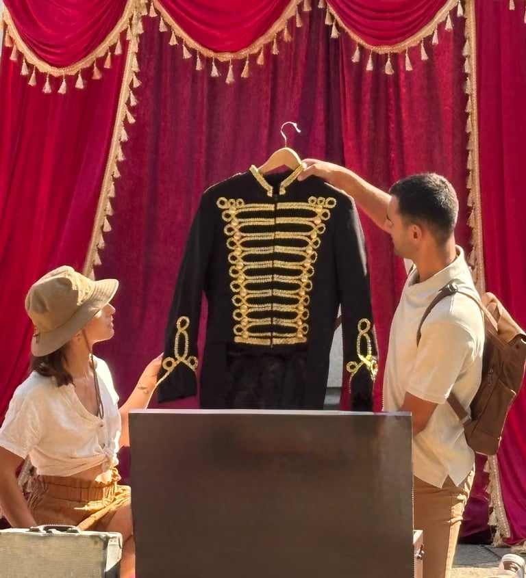 Ouverture d'une malle lors du spectacle le cirque oublié