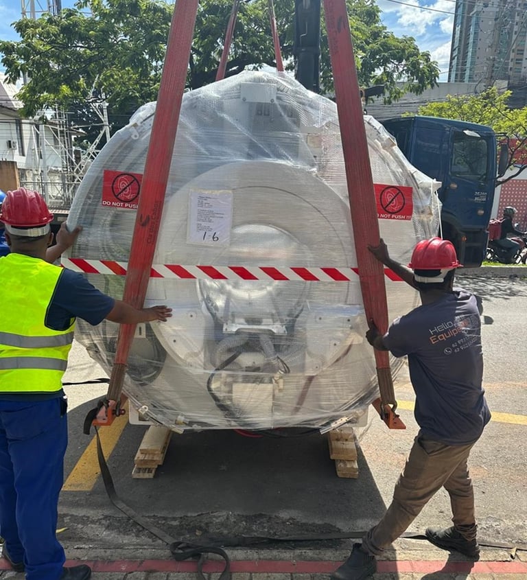 Operação de içamento com caminhão munck em ambiente industrial