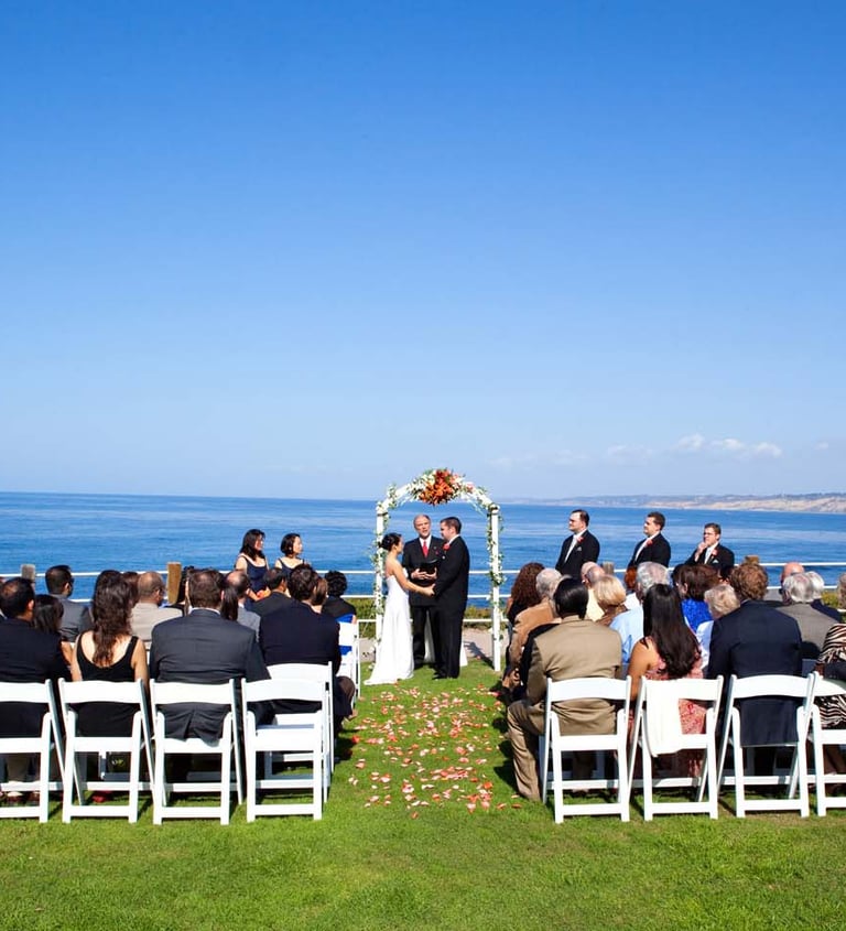 wedding ceremony at ellen browning scripps park, la jolla overlooking blue ocean