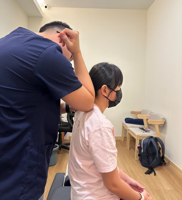 Chiropractor doing neck and shoulder adjustment at Sinisana Chiropractic