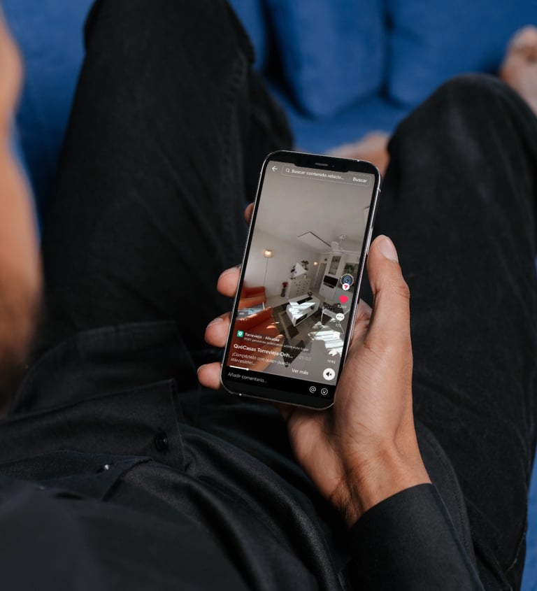 Persona mirando un vídeo en TikTok