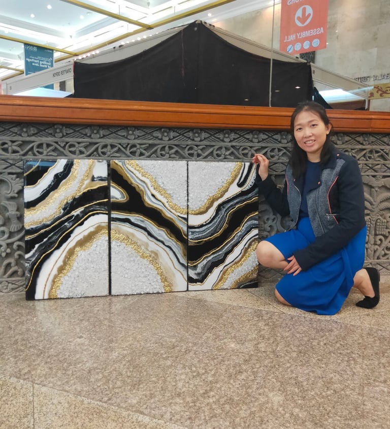 Yoshi Resin Art menampilkan karya geode resin art eksklusif dengan kombinasi warna hitam, emas, dan 