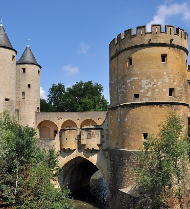 Vue extérieure de la Porte des Allemands à Metz, monument médiéval imposant composé de tours fortifiées, créneaux et mâchicou