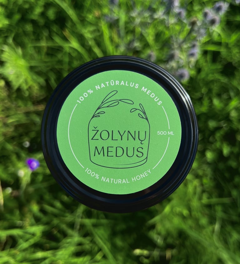 Žolynų medus stiklainiuose – poliflorinis, visiškai natūralus lietuviškas medus, surinktas iš laukinių pievų augalų, žiedų.