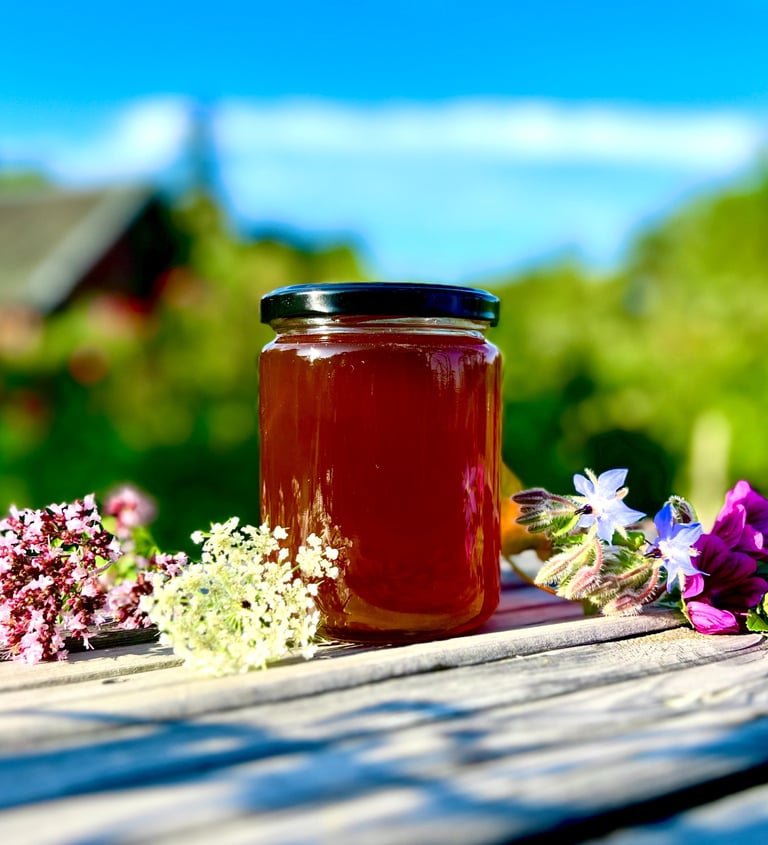 Žolynų medus stiklainiuose – poliflorinis, visiškai natūralus lietuviškas medus, surinktas iš laukinių pievų augalų, žiedų.