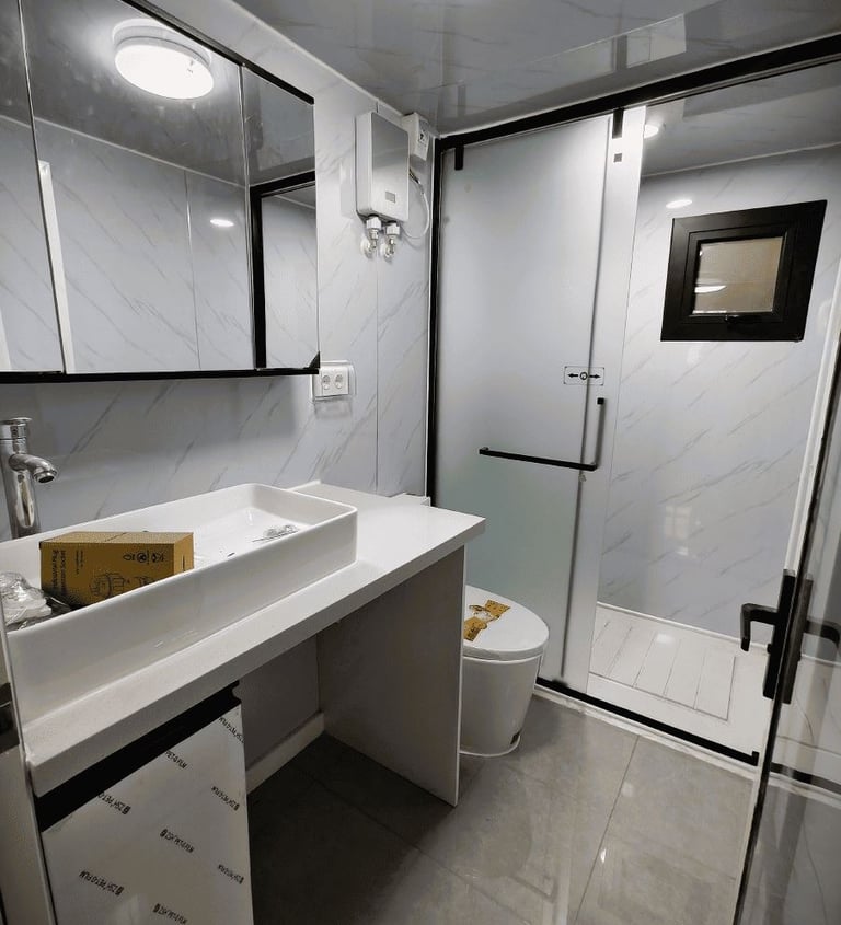 Salle de bain complète et soignée d'une maison préfabriquée.