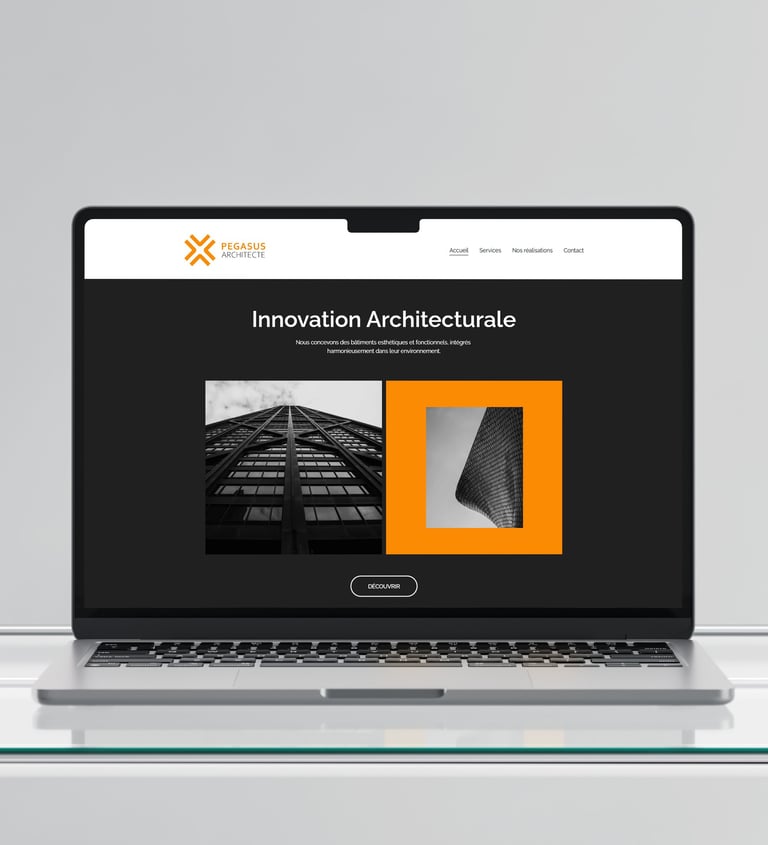 Ordinateur ouvert avec un site web orange, blanc et gris et des photos d'architecture