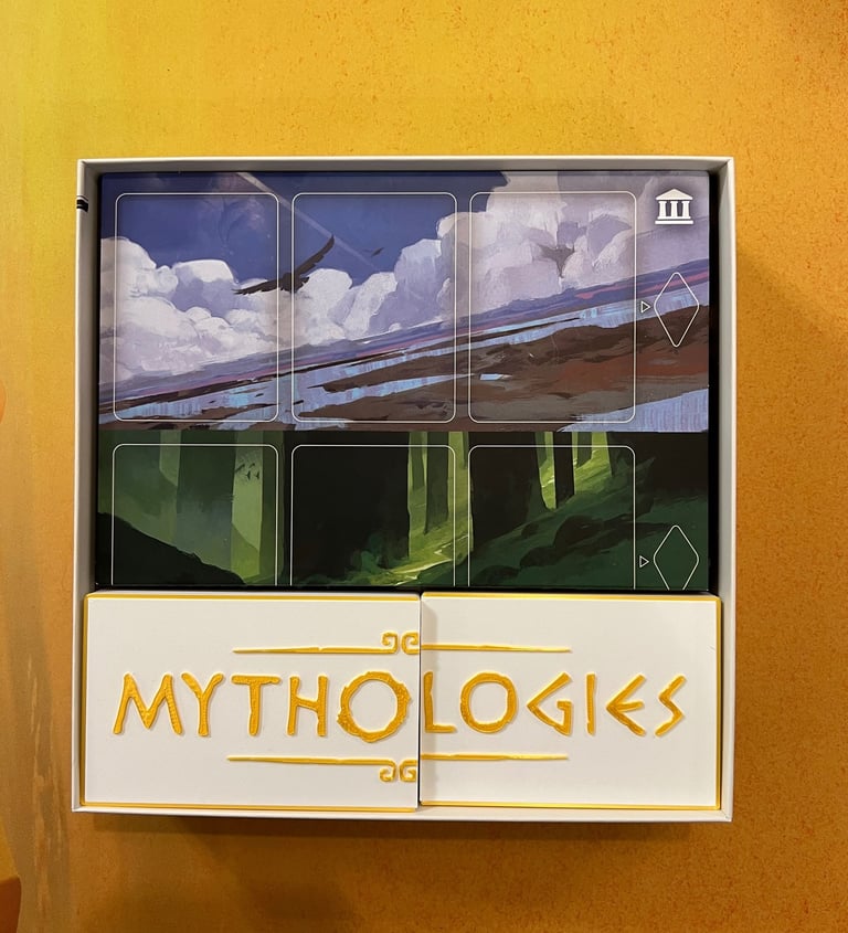 Boîte du jeu Mythologies rangée avec insert 3D pour faciliter le transport