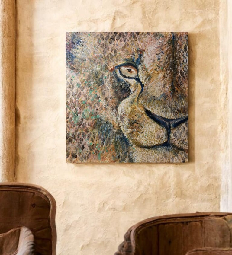 Portrait de Lionne @itkacreations exposé sur un mur beige.