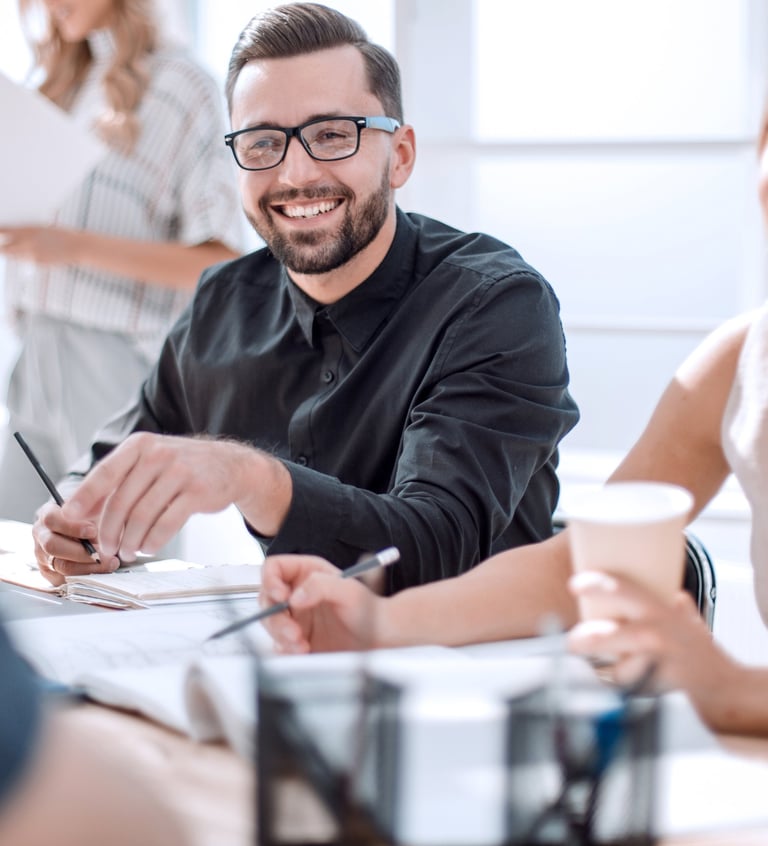 Jeune pro souriant en action lors d’un atelier de coaching Eureka, ambiance dynamique et engageante