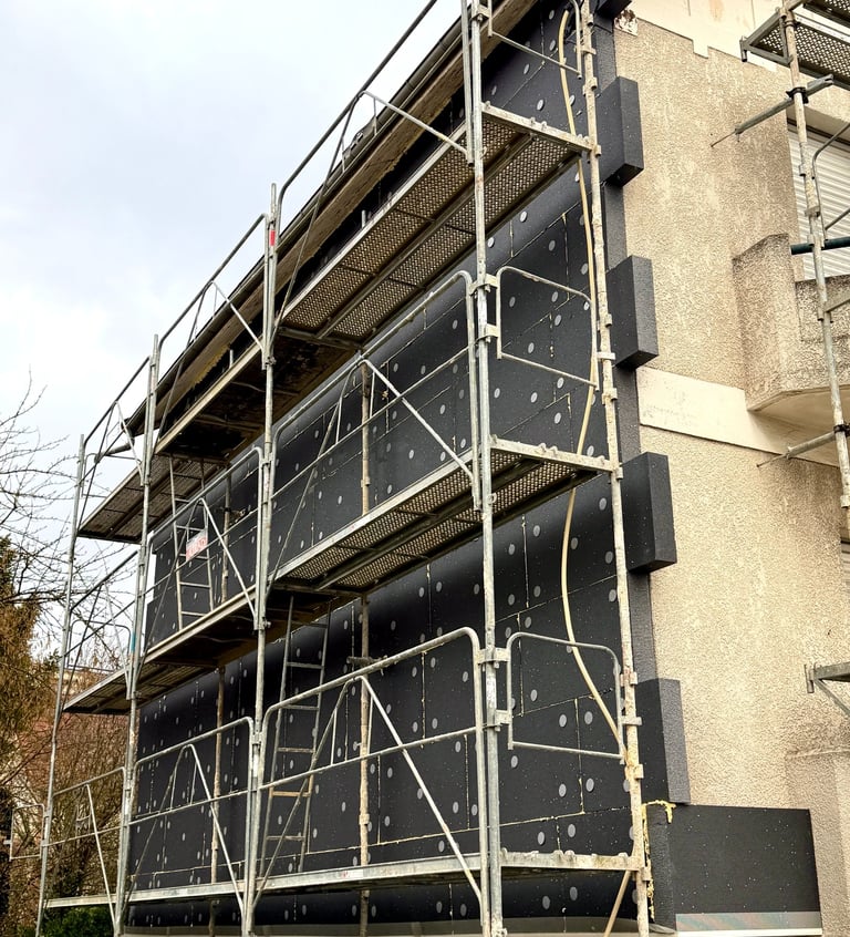 Chantier pose isolant sur façade Aube avec échaufaudage