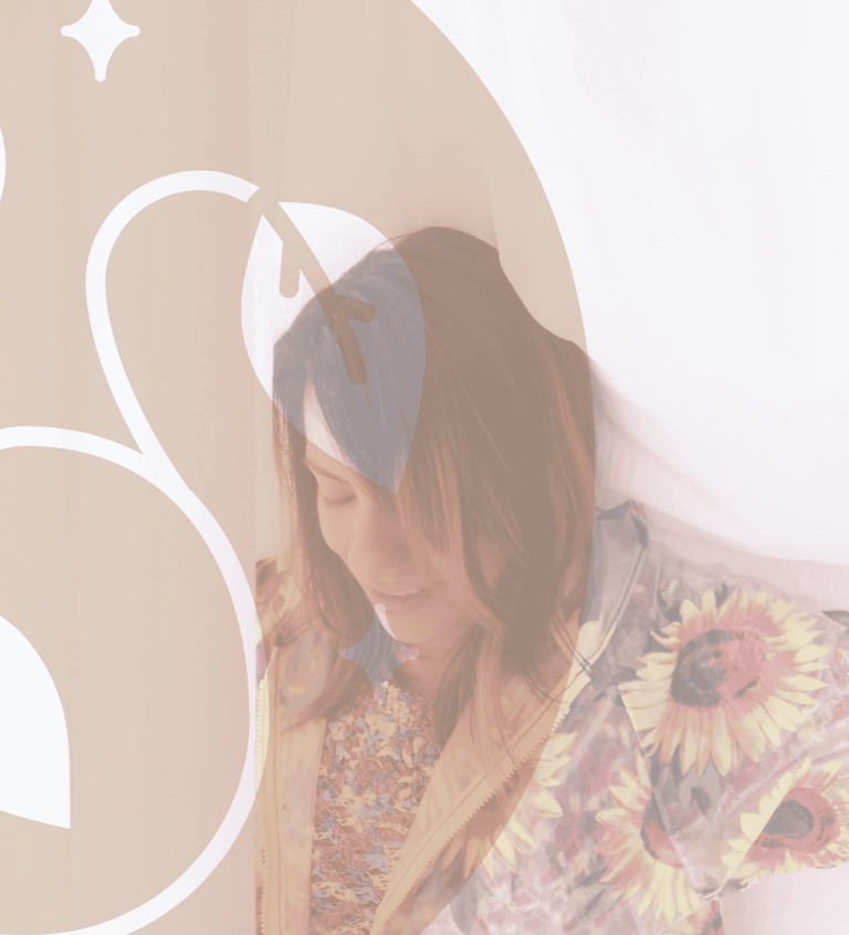 Mujer sonriente con una chaqueta con estampado de girasoles 