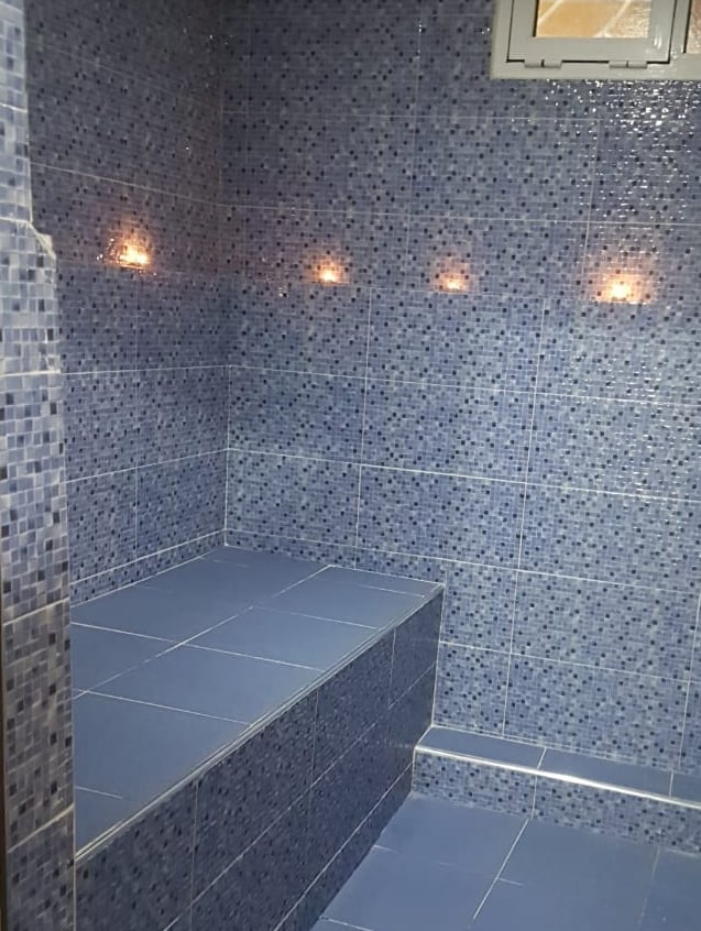 Espace Hammam à vapeur dans une atmosphère feutrée grâce à des bougies