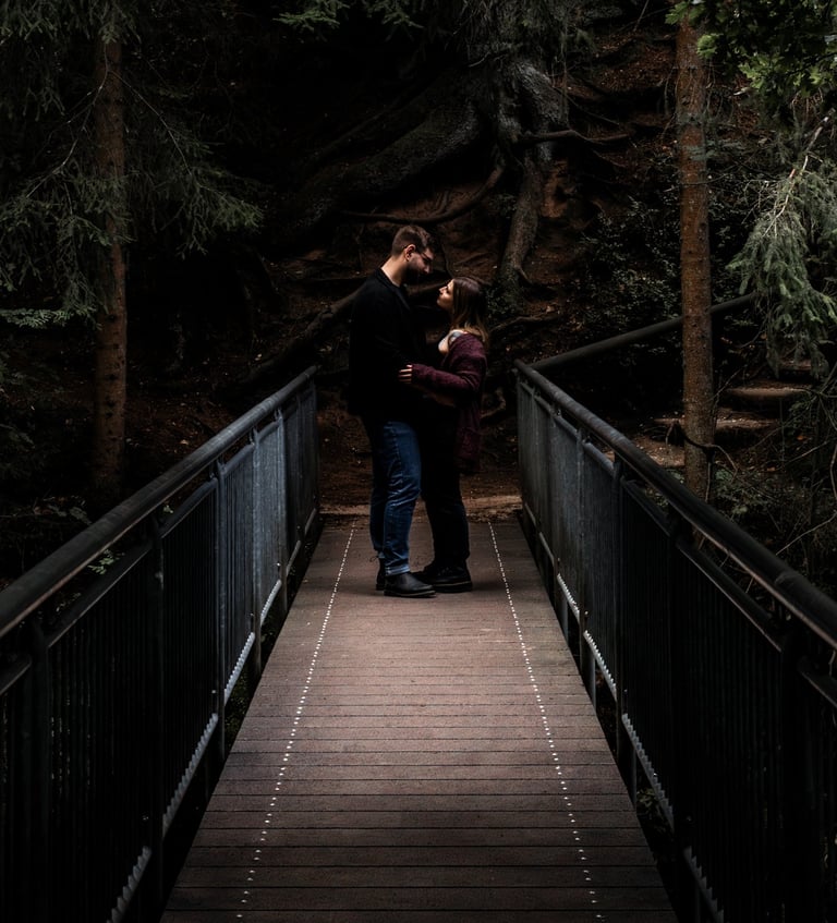 Hochzeitsfotograf Nürnberg: Stilvolles Paar auf Brücke, Spiel mit Licht und Schatten.