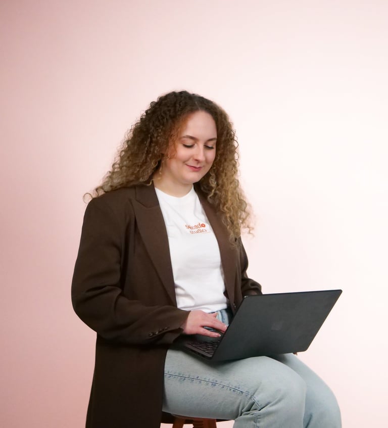 Portrait Maud Gil-Rogriguez fondatrice du studio graphique liégeois - soleado studio