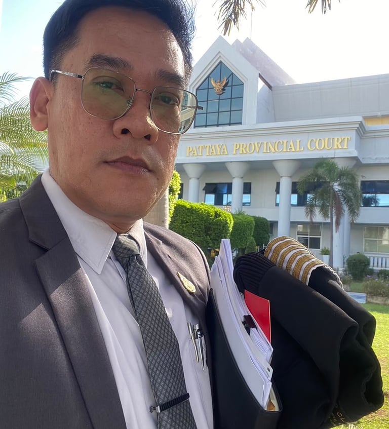 Lawyer in Suit Outside Court “Criminal & Visa Lawyer in Pattaya at Pattaya Provincial Court – Chan L
