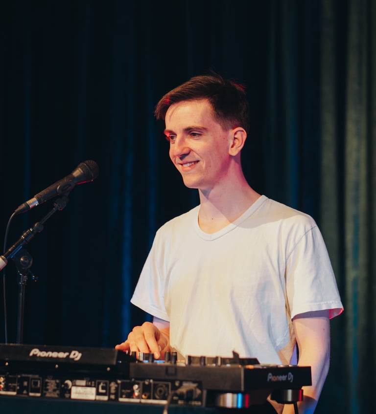Riwall Harjay, DJ de Herriwenn, groupe de musique bretonne électro