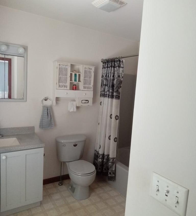 primary bedroom bathroom