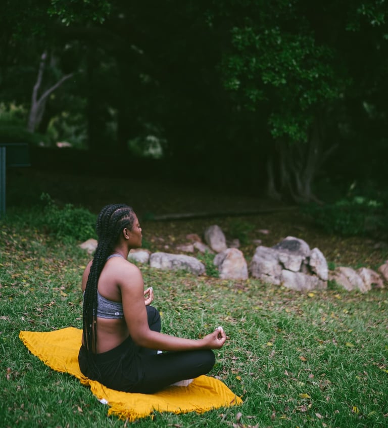 femme qui médite dans la nature